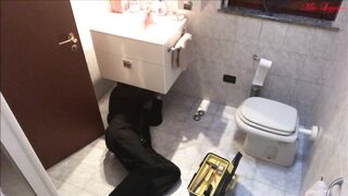 SCOPATA E SBORRATA CON IDRAULICO - CAMERA NASCOSTA